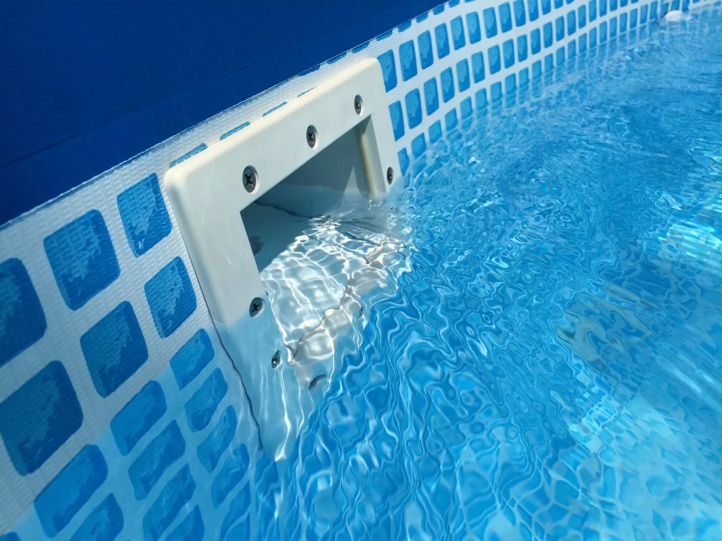 Несколько способов, как в домашних условиях почистить бассейн, не сливая воду